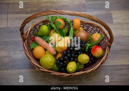 Immagini Stock - Cesto Di Frutta Fresca Su Un Tavolo In Legno