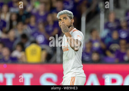 Agosto 23, 2019, Orlando, Florida, U.S.A: Atlanta regno avanti JOSEF MARTINEZ (7) saluta la folla dopo il punteggio contro la città di Orlando durante il gioco MLS a Exploria Stadium in Orlando, Florida. (Credito Immagine: © Cory Knowlton/ZUMA filo) Foto Stock