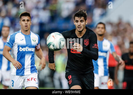 Il 25 agosto 2019; Estadio Municipal de Butarque, Madrid, Spagna; La Liga, Club Deportivo Leganes versus Atletico Madrid; Alvaro appartamento Morata (Atletico de Madrid) insegue una lunga attraverso la sfera - solo uso editoriale. Foto Stock