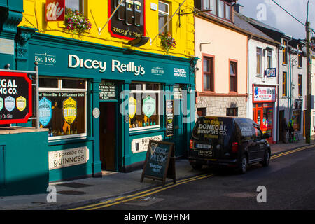21 agosto 2019 l'esterno del Dicey Reilly's Pub di Bundoran Town in County Donegal Irlanda Foto Stock
