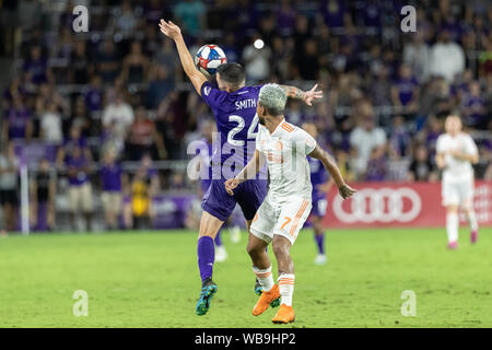 Orlando, Florida, U.S.A. 23 Ago, 2019. La città di Orlando defensemen Kyle Smith (24) riceve una testata contro Atlanta regno avanti JOSEF MARTINEZ (7) durante il gioco di MLS a Exploria Stadium in Orlando, Florida. Credito: Cory Knowlton/ZUMA filo/Alamy Live News Foto Stock