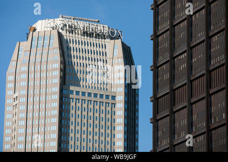 Un segno del logo al di fuori di una struttura occupata dalla Bank of New York Mellon Corporation (BNY Mellon) di Pittsburgh, in Pennsylvania il 9 agosto 2019. Foto Stock