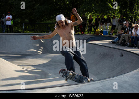 Skater nel mezzo di movimento Foto Stock