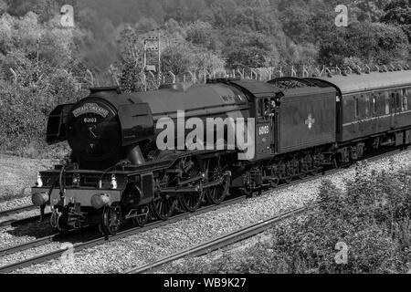 Classe LNER A3 4472 Flying Scotsman della cottura a vapore attraverso il West Berkshire campagna su Domenica 25 Agosto 2019 Foto Stock