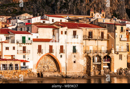 Cefalù, Sicilia, Italia: Mar Ligure e la città medievale di Cefalù. Foto Stock