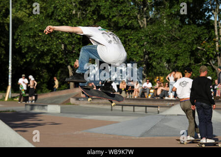 Skater nel mezzo di movimento in un skate park Foto Stock