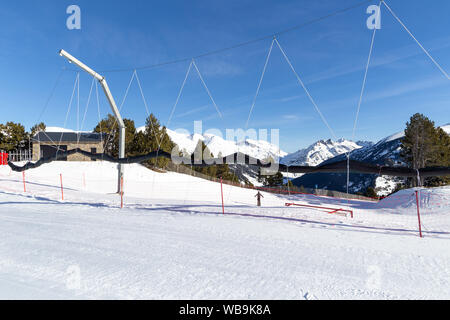 Rete di sicurezza scherma sulle piste da sci. Pirenei, Andorra, inverno giornata di sole Foto Stock