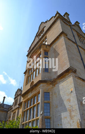 Montacute House, massa prospettiva guardando verso l'alto la bella architettura, Somerset, Regno Unito Foto Stock