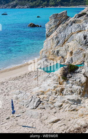 Platanitsi esotica spiaggia di Sarti, Sithonia, Grecia con acqua cristallina e spettacolari forme delle rocce Foto Stock