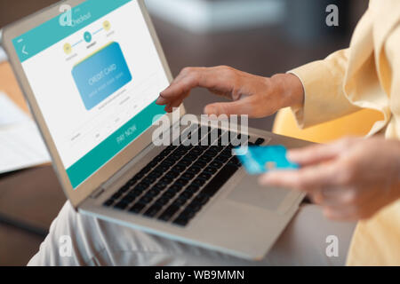Grey-haired business caucasica lady effettuare un pagamento online Foto Stock