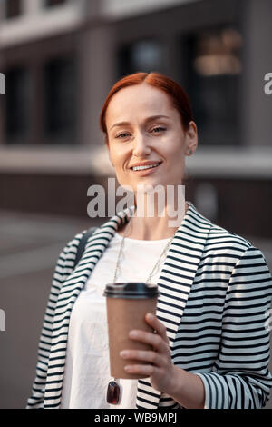 Felice giovane donna cercando di fronte a lei Foto Stock