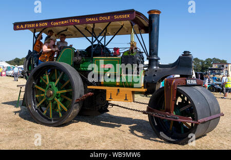 Hellingly, East Sussex Regno Unito. 25 ago 2019. Festival dei trasporti. Vintage trattori a vapore. Foto Stock