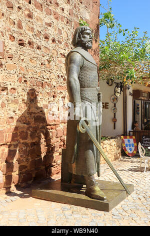 Staue di Dom Sancho all'ingresso al castello di Silves in Portogallo Foto Stock