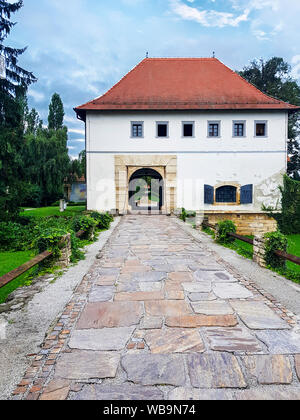 La torre utilizzata e l'ingresso alla città vecchia di Varazdin (Varaždin), Croazia. La torre fu costruita in stile barocco. Foto Stock