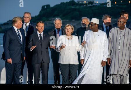 Biarritz, Francia. 25 ago 2019. I capi di Stato e di governo del G7, i paesi ospiti e i capi delle organizzazioni internazionali di stare in piedi insieme alla foto di gruppo. (Fila anteriore (l-r). Il presidente statunitense Donald Trump, presidente francese Emmanuel Macron, il Cancelliere tedesco Angela Merkel (CDU).. In seconda fila posteriore, l-r) Scott Morrison, Primo Ministro dell'Australia, António Guterres, il Segretario Generale dell ONU, Narendra Modi, Primo Ministro dell'India. Credito: dpa picture alliance/Alamy Live News Foto Stock