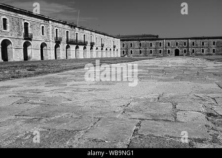 San Fernando castello in Figueres (Spagna): vista panoramica sulla piazza principale della fortezza. Stato maggiore del padiglione e ingresso principale in background. Foto Stock