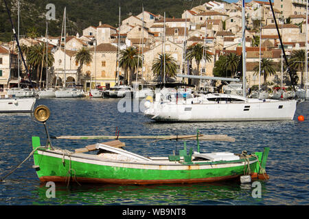 La citta di Hvar marina con barche diverse in esso, Croazia Foto Stock