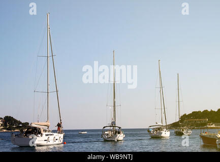 La citta di Hvar marina con barche diverse in esso, Croazia Foto Stock