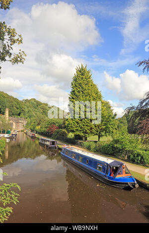 Narrowboats su Rochdale Canal, Hebden Bridge Foto Stock