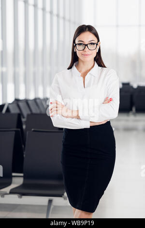 Uno stile di vita attivo di etnia miste carriera business donna a piedi per un posto di lavoro in ufficio. Foto Stock