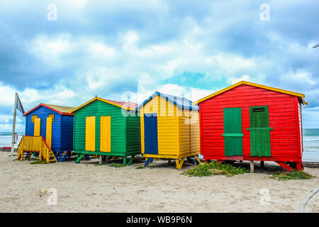 Colorato spogliatoi in St James beach Cape Town vicino Muizenburg beach Foto Stock