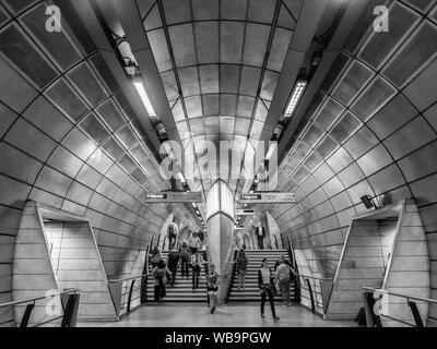 Atrio di collegamento a Southwark Stazione della Metropolitana di Londra Foto Stock