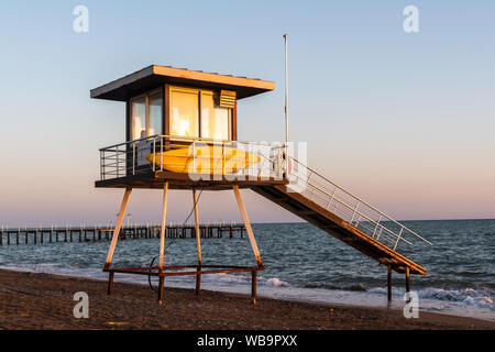 Bagnino torre sulla spiaggia mediterranea in Belek località di villeggiatura della provincia di Antalya in Turchia, al tramonto. Foto Stock