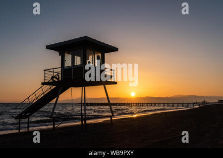 Bagnino torre sulla spiaggia mediterranea in Belek località di villeggiatura della provincia di Antalya in Turchia, al tramonto. Foto Stock