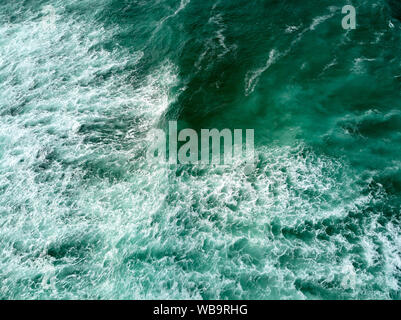 La fotografia aerea di oceano Athlantic e alte onde del mare Foto Stock