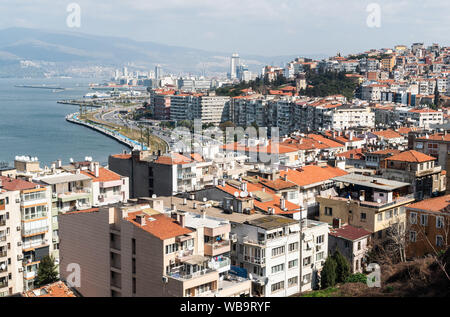 Izmir, Turchia - Marzo 2, 2019. Vista su Konak distretto di Izmir, con edifici residenziali, auto e persone. Foto Stock