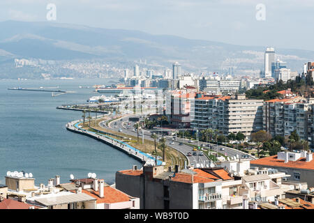 Izmir, Turchia - Marzo 2, 2019. Vista su Konak distretto di Izmir, con edifici residenziali, auto e persone. Foto Stock