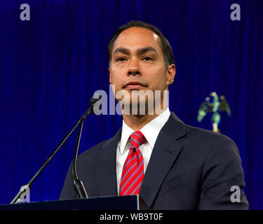 San Francisco, CA - Agosto 23, 2019: Il candidato presidenziale Julian Castro parlando alla Convenzione Nazionale Democratica sessione estiva di San Francesco Foto Stock