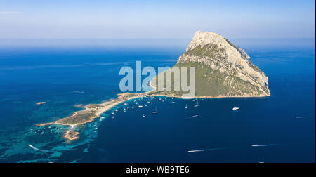 Vista da sopra, splendida vista aerea della bellissima isola di Tavolara con la sua spiaggia bagnata da un turchese mare chiaro. Foto Stock