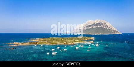 Vista da sopra, splendida vista aerea della bellissima isola di Tavolara con la sua spiaggia bagnata da un turchese mare chiaro. Foto Stock
