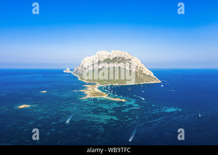 Vista da sopra, splendida vista aerea della bellissima isola di Tavolara con la sua spiaggia bagnata da un turchese mare chiaro. Foto Stock