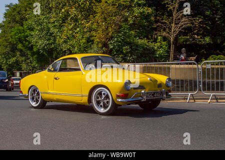 1971 70s anni settanta giallo VW Volkswagen tipo 14 Karmann Ghia +2 coupé, auto classiche, amato veterano, restaurato vecchio timer, motori da collezione, Patrimonio vintage, vecchio conservato, da collezione, classici di design, Regno Unito Foto Stock