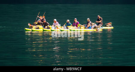 Pagaiando turisti in giallo kayak, fiordo, Naerøyfjorden, Styvi, Sogn og Fjordane, Norvegia, Scandinavia, Europa, né, viaggi, turismo, destinazione sospiro Foto Stock