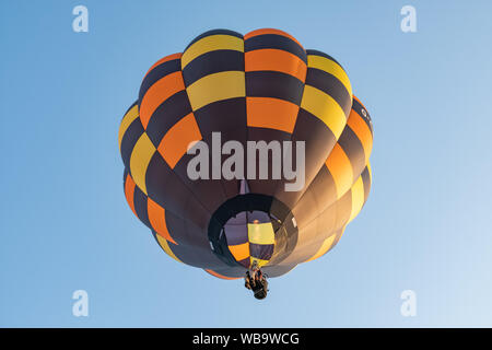 Strathaven, Scotland, Regno Unito. 25 Ago, 2019. Una tramoggia palloncino in volo a Strathaven Balloon Festival che quest anno si celebra il ventesimo anniversario ed è trattenuto nel premiato parco Strathaven.Il festival attira piloti e visitatori da tutta Europa con oltre 25.000 spettatori presenti durante il fine settimana. Credito: Berretto Alamy/Live News Foto Stock