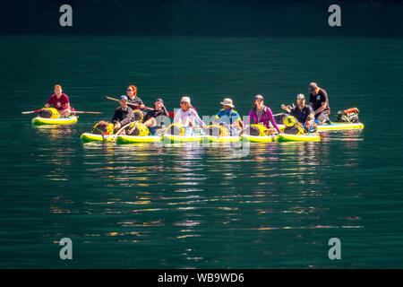 Pagaiando turisti in giallo kayak, fiordo, Naerøyfjorden, Styvi, Sogn og Fjordane, Norvegia, Scandinavia, Europa, né, viaggi, turismo, destinazione sospiro Foto Stock