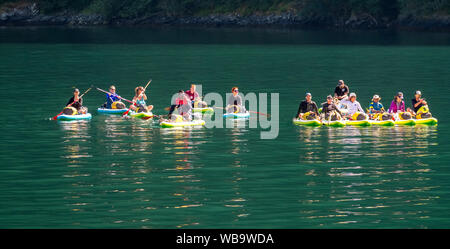 Pagaiando turisti in giallo kayak, fiordo, Naerøyfjorden, Styvi, Sogn og Fjordane, Norvegia, Scandinavia, Europa, né, viaggi, turismo, destinazione sospiro Foto Stock