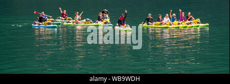 Pagaiando turisti in giallo kayak, fiordo, Naerøyfjorden, Styvi, Sogn og Fjordane, Norvegia, Scandinavia, Europa, né, viaggi, turismo, destinazione sospiro Foto Stock