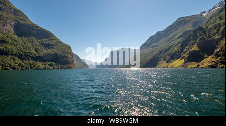 Fiordo, Naerøyfjorden, Flåm, Gudvangen, montagne, alberi, cielo blu, Undredal, Sogn og Fjordane, Norvegia, Scandinavia, Europa, né, Viaggi, Turismo, desti Foto Stock