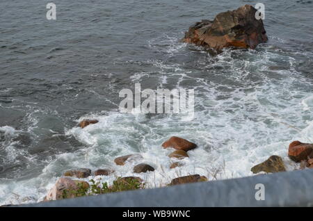 Summertime in Nova Scotia: costa rocciosa vicino Ingonish su Cape Breton Island Foto Stock