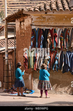 Rivenditori di alpaca sciarpe e scialli, souvenir turistici e abbigliamento, Pisac, Perù Foto Stock