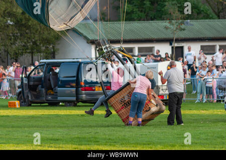 Strathaven, Scotland, Regno Unito. 25 Ago, 2019. Un progetto pilota mediante il bruciatore a terra a Strathaven Balloon Festival che quest anno si celebra il ventesimo anniversario ed è trattenuto nel premiato parco Strathaven.Il festival attira piloti e visitatori da tutta Europa con oltre 25.000 spettatori presenti durante il fine settimana. Credito: Berretto Alamy/Live News Foto Stock