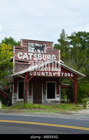 Il paese Catsburg Store si trova abbandonato al di fuori di Durham, NC. Il negozio aperto negli anni venti e ha sat negligente sin dalla fine degli anni ottanta. Foto Stock