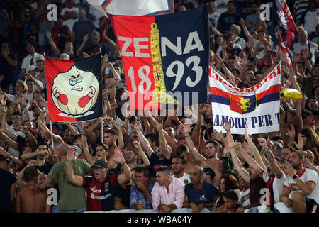 Roma, Italia. 26 Ago, 2019. Roma, Italia - 25 agosto 2019: Genova tifosi sulle tribune di Serie A nella partita di calcio tra la Roma e Genova FC, allo Stadio Olimpico di Roma. Credit: Indipendente Agenzia fotografica/Alamy Live News Foto Stock