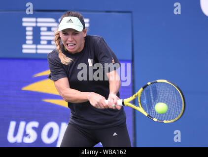 New York, Stati Uniti d'America. 25 Ago, 2019. Il Flushing Meadow New York US Open 2019 Giorno di pratica 25/09/2019 Caroline WOZNIACKI (DEN) pratiche con Angelique Kerber (GER) sul Grandstand Corte Credito: Roger Parker/Alamy Live News Foto Stock