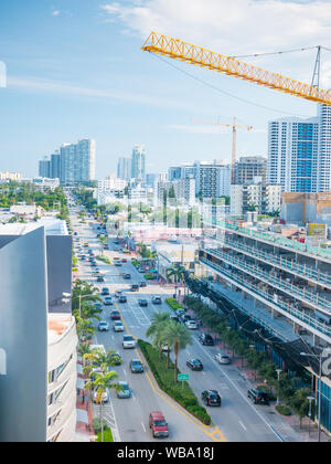 Street view su una strada di Miami in regolare per i giorni feriali Foto Stock