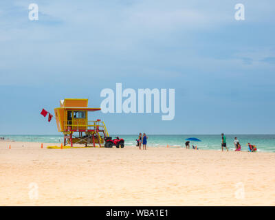 Miami Beach, Florida, agosto 2019. Le persone che assumono più facile nei pressi di un bagnino Tower Seagull sulla spiaggia di South Beach Foto Stock